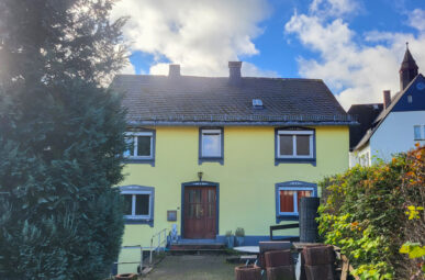 Freistehendes Haus mit großem, bebaubarem Grundstück & Garagen in ruhiger Lage mit tollem Ausblick!