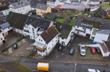 Zwei renovierten Einfamilienhäuser und einer Einliegerwohnung auf großem Grundstück vor Weilburg!