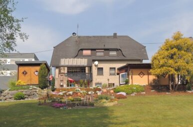 Top gepflegtes Einfamilienhaus mit einer herrlichen Gartenlandschaft, am Waldrand gelegen!