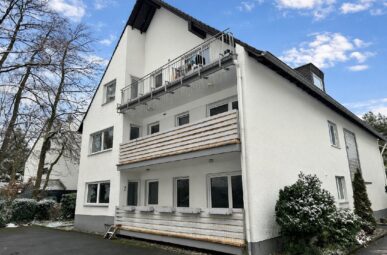Großzügige 3-Zimmer-EG-Wohnung mit Balkon + Garage in ruhiger Waldrandlage