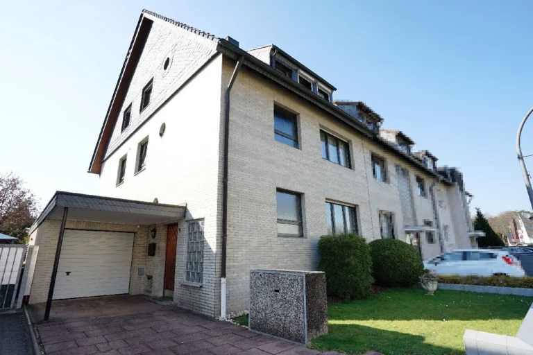 Komplett bezugsfrei: 2-Fam.-Eckhaus mit ca. 227 m² wohnlich ausgebauter Fläche in Köln-Dünnwald!