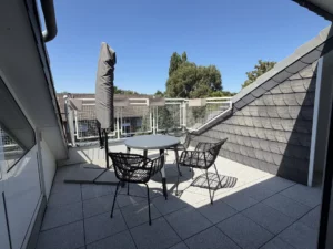 Eyecatcher Loggia! Top gepflegte Dachgeschosswohnung mit Wohlfühlcharakter in Flüren