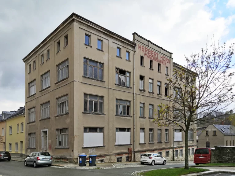 Ehemalige Kleiderfabrik bietet mehrere Gestaltungsmöglichkeiten und sucht dafür neuen Bauherren