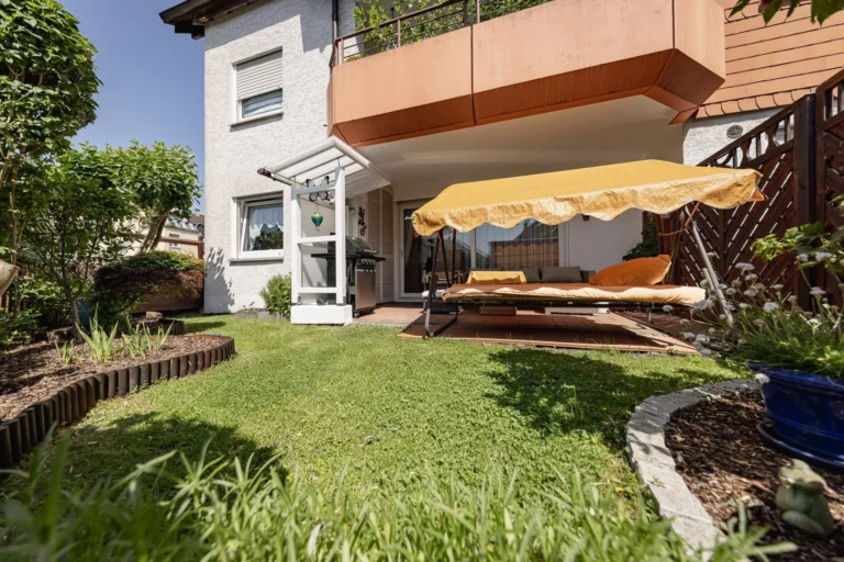 Sicher investiert: Top vermietete Eigentumswohnung mit eigenem Garten und Garage
