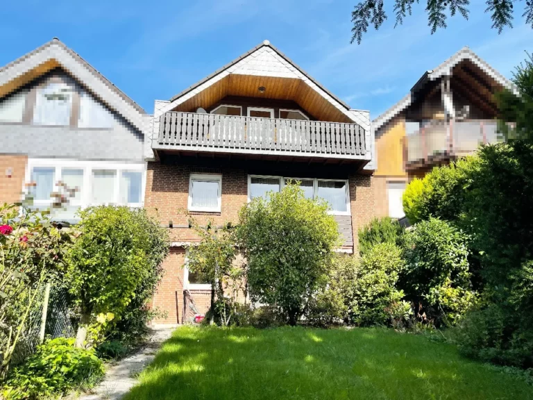 NEU: Großzügiges Reihenmittelhaus mit Dachausbau und Garage in ruhiger Lage
