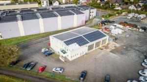 Großer Gewerbekomplex mit Bürogebäude, Werkstatt-/Halle, Freifläche und PV-Anlage!