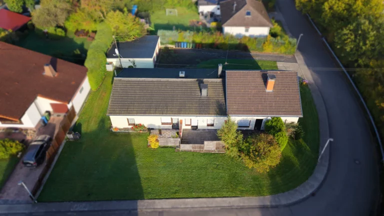 Gepflegtes 3-Parteienhaus im Bungalowstil in zentraler Wohnlage von Puderbach zu verkaufen!