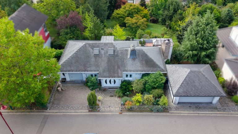 Repräsentative Villa in bevorzugter Wohnlage 
mit Blick ins Rheintal !!