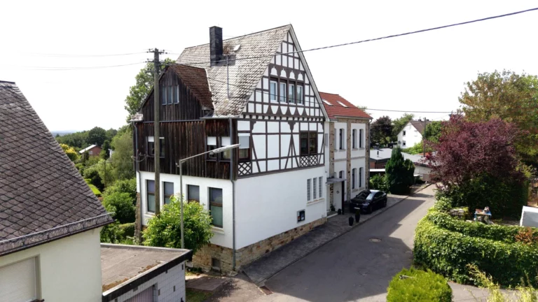 **RESERVIERT** 
Wahres Liebhaberobjekt: Ehemalige Dorfschule mit viel Platz und Mieteinnahmen!