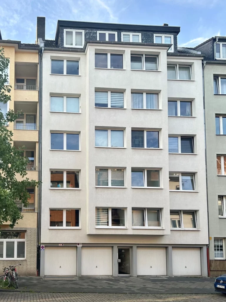 Gepflegtes Mehrfamilienhaus mit 15 Wohneinheiten und 4 Garagen inmitten von Derendorf