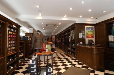 GEPFLEGTES ECKLADENLOKAL IN FREQUENTIERTER LAGE MIT RD. 24M SCHAUFENSTERFRONT IN KREFELD-CITY!