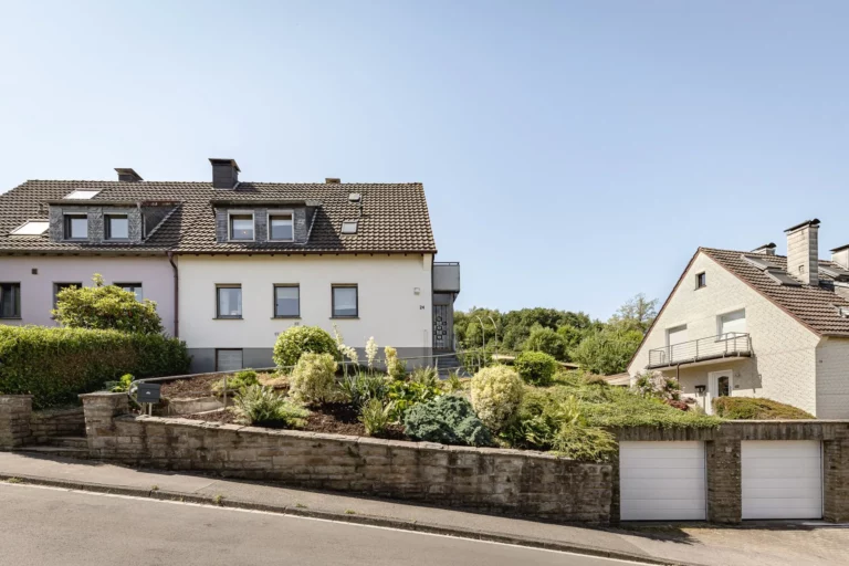Wo Fernsicht beeindruckt und die Lage überzeugt: Einfamilienhaus mit großem Grundstück