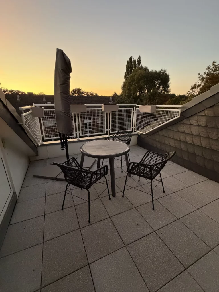 Eyecatcher Loggia! Top gepflegte Dachgeschosswohnung mit Wohlfühlcharakter in Flüren