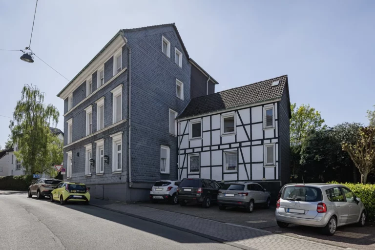 Beliebte Lage, starke Miete: Teilsaniertes Mehrfamilienhaus – vollvermietet