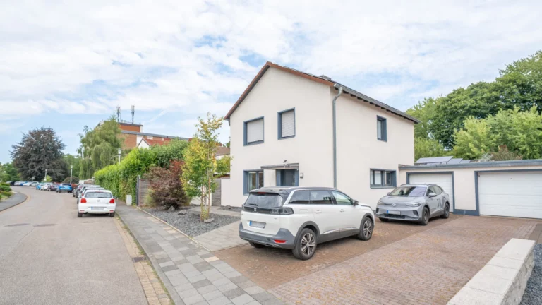 Sommerurlaub im eigenen Garten: Top-modernisiertes EFH mit Schwimmteich (129 m² Wfl.)