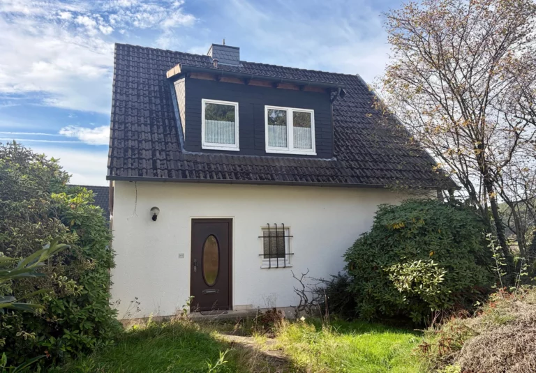 Charmantes Haus für die kleine Familie mit Garten und Doppelcarport!