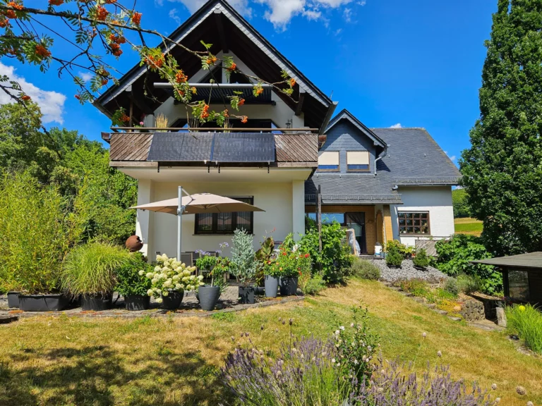 Zweifamilienhaus auf großem Grundstück mit unverbaubarem Fernblick – nahe Montabaur!