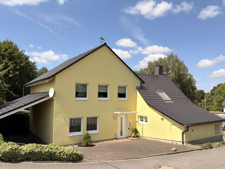 Einfamilienhaus mit großem Garten in verkehrsgünstiger Lage und Wohnmobilstellfläche
