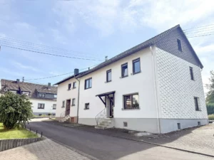 Zwei Häuser, ein Grundstück – vielseitige Möglichkeiten nahe Hachenburg!