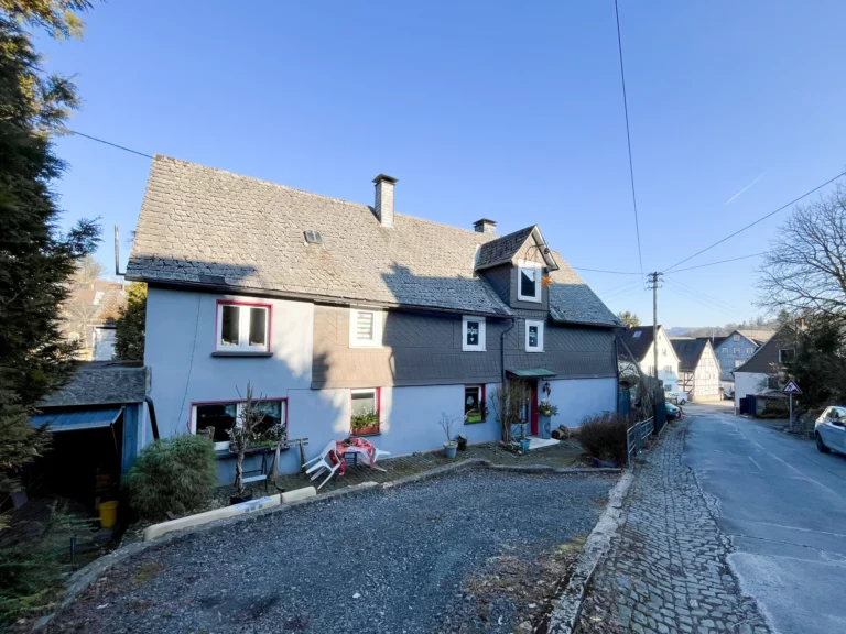 Charmantes Fachwerkhaus mit zwei Terrassen – stilvolles Wohnen im Herzen von Hilchenbach!