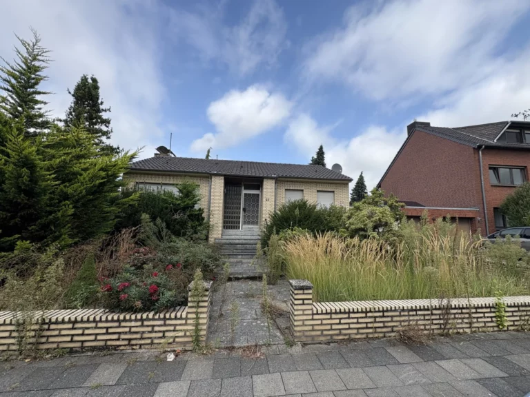 Renovierungsbedürftiges EFH auf schönem Grundstück.