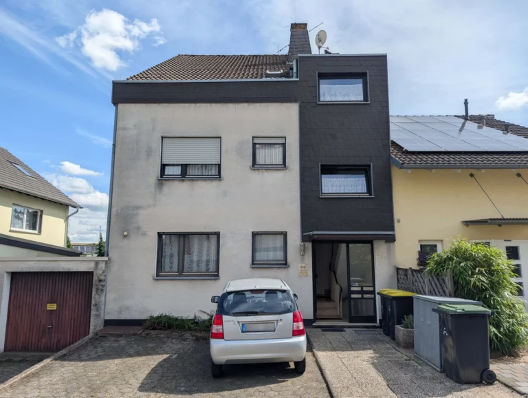 *RESERVIERT* Gut geschnittene 3-Zimmer-Wohnung mit großem Wohnzimmer, Balkon und Garage in ruhigem 4-Parteienhaus