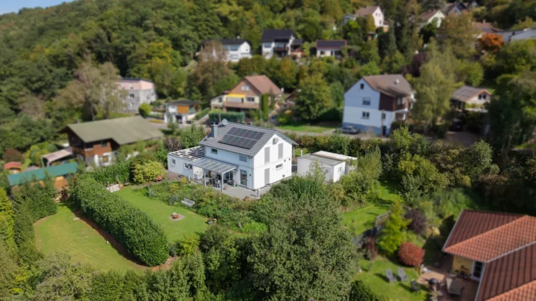 Smart & energieeffizient: Gepflegtes Einfamilienhaus mit Garagen in idyllischer Lage von Windeck!
