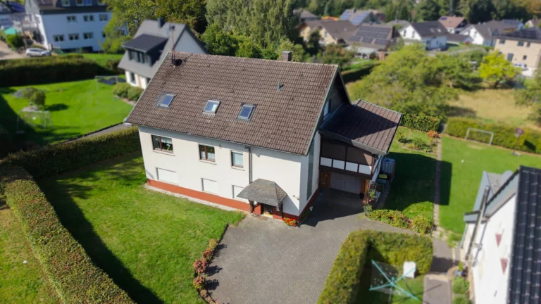 Platz für die ganze Familie: Großzügiges Einfamilienhaus mit vielseitigen Nutzungsmöglichkeiten in Windeck!