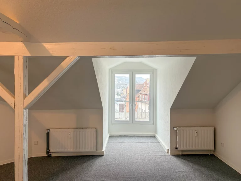 Altbaucharme unterm Dach: Modernisierte Dachgeschosswohnung im Herzen Gevelsbergs