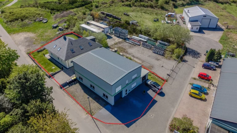 Neuwertiger Walmdachbungalow mit ELW (vermietet) &
sep. Gewerbehalle!
