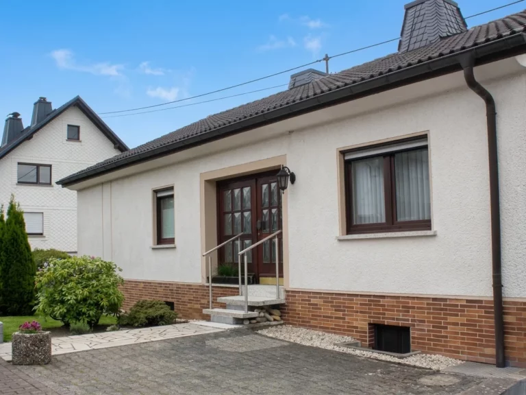 Familienfreundliches Haus mit großem Grundstück, Einliegerwohnung und herrlichem Ausblick
