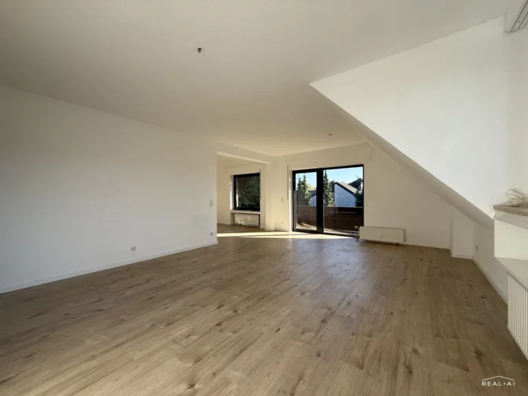 ATTRAKTIVE DG-WOHNUNG IM MAISONETTESTIL MIT SÜDBALKON IN ST. TÖNIS!
