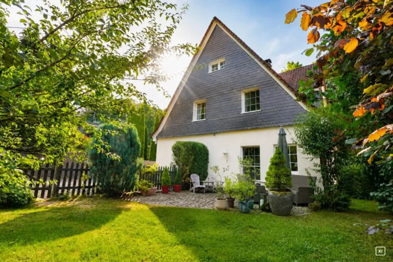 Stilvoll modernisiertes Einfamilienhaus mit historischem Charme und idyllischem Garten
