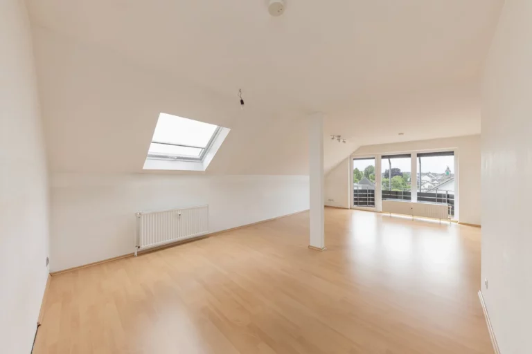 Komfort ohne Kompromisse: Eigentumswohnung mit Balkon, Loggia, Hobbyraum und einem Stellplatz