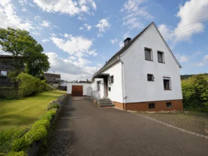 Einfamilienhaus mit großem Garten