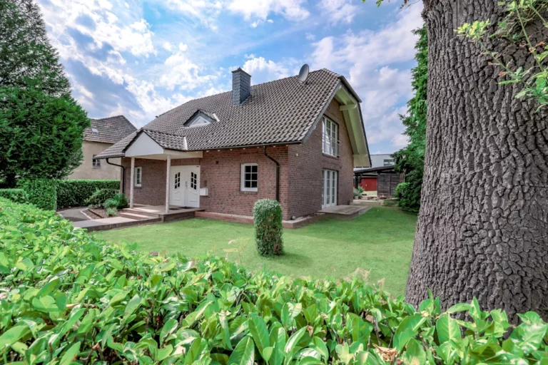 Großzügiges Einfamilienhaus auf weitläufigem Grundstück mit Sauna, Nebengebäude und Doppelgarage