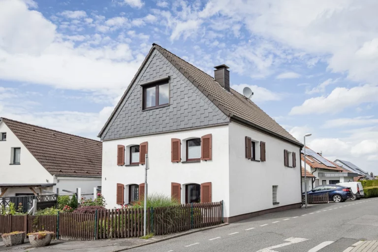 Alt genug für Geschichte – modern genug zum Einziehen: familienfreundliches Fachwerkhaus mit Garagen