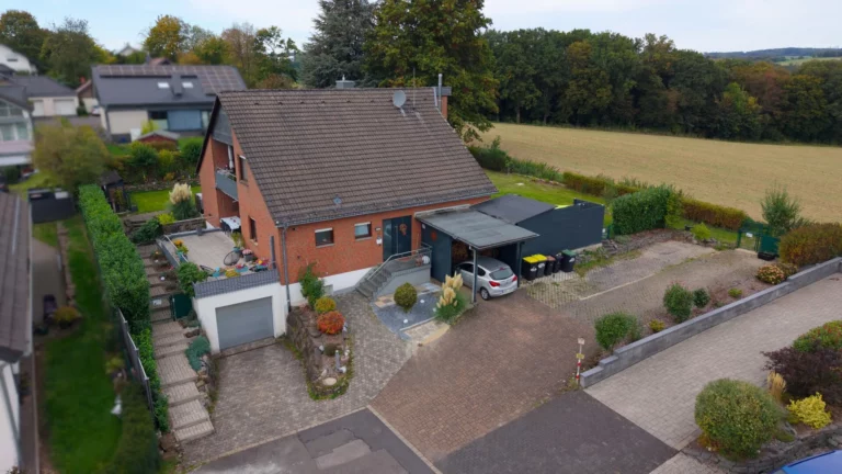 Exklusives Wohnen mit unverbaubarer Fernsicht in begehrter Lage von Much, Garage, Carport, Sauna, Pool