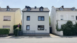 Solides Zweifamilienhaus mit Garten in zentraler Lage bei Limburg!