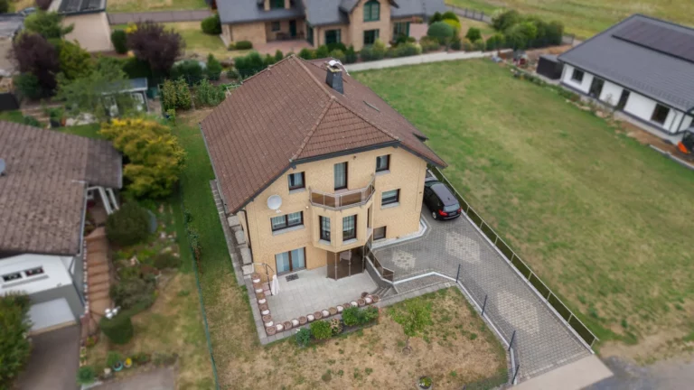 Großzügiges Landhaus mit viel Platz, gepflegtem Garten und vielseitigen Nutzungsmöglichkeiten!