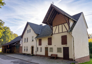 Renovierungsbedürftiges Einfamilienhaus mit über 3000 m² Weideflächen in ruhiger Lage der VG Altenkirchen!